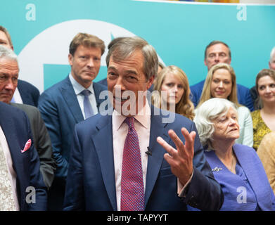 London, Großbritannien. 27. Mai, 2019. Nigel Farage Stühle die Brexit Partei nach der Wahl Konferenz. Die Brexit Partei hat sehr gut in der Europäischen Wahlen Wahlen 32% der Stimmen mit 28 Mitglieder als Mitglieder des Europäischen Parlaments gewählt zu werden. Credit: Tommy London/Alamy leben Nachrichten Stockfoto