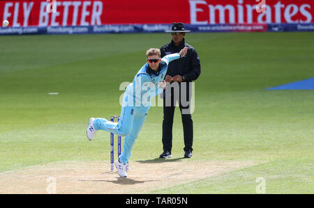 London, Großbritannien. 27. Mai 2019. Joe Root von England bowling während der ICC Cricket World Cup Testspiel zwischen England und Afghanistan, am Kia Oval, London. Quelle: European Sports Fotografische Agentur/Alamy leben Nachrichten Stockfoto