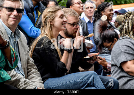 London, Großbritannien. 27. Mai 2019. Kicking off Sommer, Pop bis Afrika kehrt in Spitalfields E1 am Feiertag Montag, 27. Mai 2019 Afrika in Spitalfields mit afrikanischen Mode, Schmuck, Handwerk, Live-DJ, Kids Zone, Essen in Spitalfields Market, London, UK. Bild Capital/Alamy leben Nachrichten Stockfoto