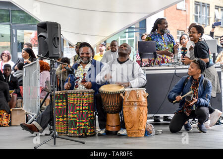 London, Großbritannien. 27. Mai 2019. Kicking off Sommer, Pop bis Afrika kehrt in Spitalfields E1 am Feiertag Montag, 27. Mai 2019 Afrika in Spitalfields mit afrikanischen Mode, Schmuck, Handwerk, Live-DJ, Kids Zone, Essen in Spitalfields Market, London, UK. Bild Capital/Alamy leben Nachrichten Stockfoto