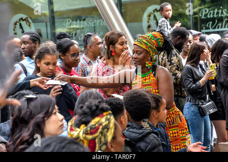 London, Großbritannien. 27. Mai 2019. Kicking off Sommer, Pop bis Afrika kehrt in Spitalfields E1 am Feiertag Montag, 27. Mai 2019 Afrika in Spitalfields mit afrikanischen Mode, Schmuck, Handwerk, Live-DJ, Kids Zone, Essen in Spitalfields Market, London, UK. Bild Capital/Alamy leben Nachrichten Stockfoto