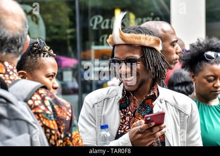 London, Großbritannien. 27. Mai 2019. Kicking off Sommer, Pop bis Afrika kehrt in Spitalfields E1 am Feiertag Montag, 27. Mai 2019 Afrika in Spitalfields mit afrikanischen Mode, Schmuck, Handwerk, Live-DJ, Kids Zone, Essen in Spitalfields Market, London, UK. Bild Capital/Alamy leben Nachrichten Stockfoto