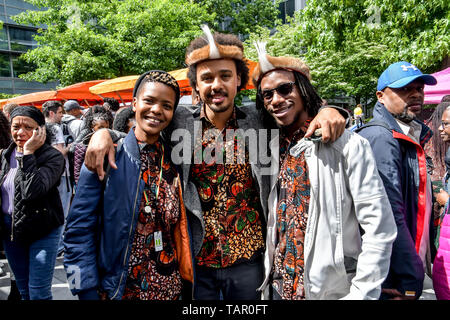 London, Großbritannien. 27. Mai 2019. Otto und perfroms Mutapa Aufruf an Pop Up Afrika kehrt in Spitalfields E1 am Feiertag Montag, 27. Mai 2019 Afrika in Spitalfields mit afrikanischen Mode, Schmuck, Handwerk, Live-DJ, Kids Zone, Essen in Spitalfields Market, London, UK. Bild Capital/Alamy leben Nachrichten Stockfoto