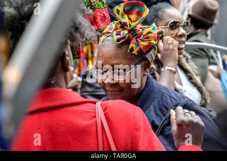 London, Großbritannien. 27. Mai 2019. Kicking off Sommer, Pop bis Afrika kehrt in Spitalfields E1 am Feiertag Montag, 27. Mai 2019 Afrika in Spitalfields mit afrikanischen Mode, Schmuck, Handwerk, Live-DJ, Kids Zone, Essen in Spitalfields Market, London, UK. Bild Capital/Alamy leben Nachrichten Stockfoto