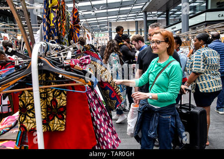 London, Großbritannien. 27. Mai 2019. Kicking off Sommer, Pop bis Afrika kehrt in Spitalfields E1 am Feiertag Montag, 27. Mai 2019 Afrika in Spitalfields mit afrikanischen Mode, Schmuck, Handwerk, Live-DJ, Kids Zone, Essen in Spitalfields Market, London, UK. Bild Capital/Alamy leben Nachrichten Stockfoto