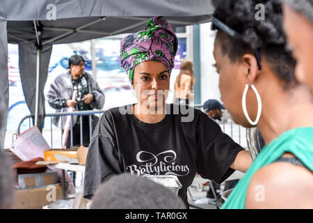 London, Großbritannien. 27. Mai 2019. Kicking off Sommer, Pop bis Afrika kehrt in Spitalfields E1 am Feiertag Montag, 27. Mai 2019 Afrika in Spitalfields mit afrikanischen Mode, Schmuck, Handwerk, Live-DJ, Kids Zone, Essen in Spitalfields Market, London, UK. Bild Capital/Alamy leben Nachrichten Stockfoto