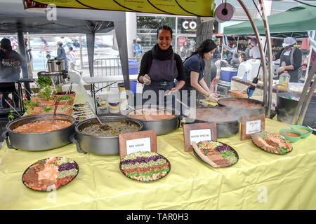 London, Großbritannien. 27. Mai 2019. Kicking off Sommer, Pop bis Afrika kehrt in Spitalfields E1 am Feiertag Montag, 27. Mai 2019 Afrika in Spitalfields mit afrikanischen Mode, Schmuck, Handwerk, Live-DJ, Kids Zone, Essen in Spitalfields Market, London, UK. Bild Capital/Alamy leben Nachrichten Stockfoto
