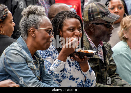 London, Großbritannien. 27. Mai 2019. Kicking off Sommer, Pop bis Afrika kehrt in Spitalfields E1 am Feiertag Montag, 27. Mai 2019 Afrika in Spitalfields mit afrikanischen Mode, Schmuck, Handwerk, Live-DJ, Kids Zone, Essen in Spitalfields Market, London, UK. Bild Capital/Alamy leben Nachrichten Stockfoto