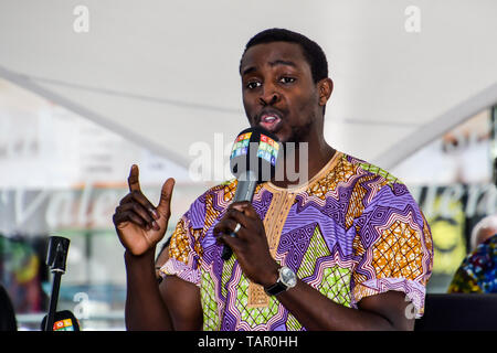 London, Großbritannien. 27. Mai 2019. Kicking off Sommer, Pop bis Afrika kehrt in Spitalfields E1 am Feiertag Montag, 27. Mai 2019 Afrika in Spitalfields mit afrikanischen Mode, Schmuck, Handwerk, Live-DJ, Kids Zone, Essen in Spitalfields Market, London, UK. Bild Capital/Alamy leben Nachrichten Stockfoto