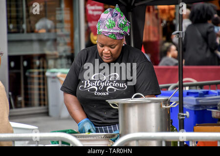 London, Großbritannien. 27. Mai 2019. Kicking off Sommer, Pop bis Afrika kehrt in Spitalfields E1 am Feiertag Montag, 27. Mai 2019 Afrika in Spitalfields mit afrikanischen Mode, Schmuck, Handwerk, Live-DJ, Kids Zone, Essen in Spitalfields Market, London, UK. Bild Capital/Alamy leben Nachrichten Stockfoto