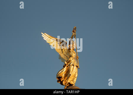 Berlin, Deutschland. 24 Apr, 2019. Die Göttin Victoria erstrahlt im Licht der Sonne auf der Siegessäule. Credit: Paul Zinken/dpa/Alamy leben Nachrichten Stockfoto
