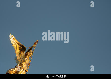 Berlin, Deutschland. 24 Apr, 2019. Die Göttin Victoria erstrahlt im Licht der Sonne auf der Siegessäule. Credit: Paul Zinken/dpa/Alamy leben Nachrichten Stockfoto