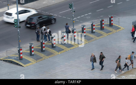 Berlin, Deutschland. 27 Apr, 2019. Passanten spazieren über Sicherheitsbarrieren am Breitscheidplatz. Credit: Paul Zinken/dpa/Alamy leben Nachrichten Stockfoto