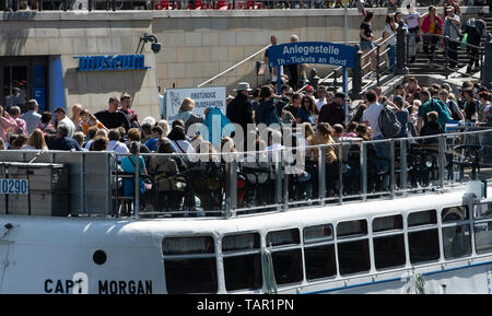 Berlin, Deutschland. 25 Apr, 2019. In unmittelbarer Nähe zueinander und Passagiere sitzen auf einem Ausflug Schiff. Credit: Paul Zinken/dpa/Alamy leben Nachrichten Stockfoto