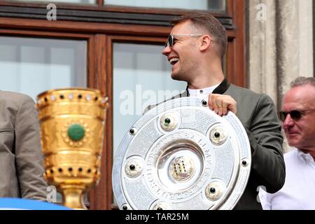 München, Deutschland. 26 Mai, 2019. firo: 26.05.2019, Fußball, 1.Bundesliga, Saison 2018/2019, FC Bayern München Meisterschaft, Sven Ulreich, Torwart, FC Bayern München, FCB, München, München, die Hälfte Abbildung, Witz, Humor, lacht, lacht, Freude, Meisterschale | Verwendung der weltweiten Kredit: dpa/Alamy leben Nachrichten Stockfoto