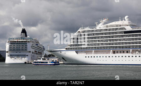 Rostock, Deutschland. 27. Mai, 2019. Das Kreuzfahrtschiff "Norwegian Pearl" (l) der Reederei Norwegian Cruise Line und 'Viking Jupiter" der Reederei Viking Kreuzfahrten auf der Beifahrerseite Kai das Ostseebad Warnemünde, einen Ausflug Schiff vertäut übergibt die Schiffe. Die zwei luxuslinern sind Gäste in Warnemünde zum ersten Mal. Insgesamt 199 Anrufe von 41 Kreuzfahrtschiffe werden in diesem Jahr erwartet. Quelle: Bernd Wüstneck/dpa/Alamy leben Nachrichten Stockfoto