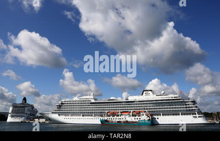 Rostock, Deutschland. 27. Mai, 2019. Das Kreuzfahrtschiff "Norwegian Pearl" (l) der Reederei Norwegian Cruise Line und 'Viking Jupiter" der Reederei Viking Kreuzfahrten auf der Beifahrerseite Kai des Ostseebad Warnemünde vertäut. Die zwei luxuslinern sind Gäste in Warnemünde zum ersten Mal. Insgesamt 199 Anrufe von 41 Kreuzfahrtschiffe werden in diesem Jahr erwartet. Quelle: Bernd Wüstneck/dpa/Alamy leben Nachrichten Stockfoto