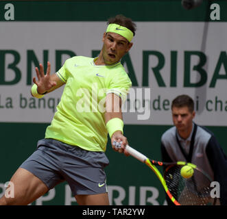 Paris, Frankreich. 27. Mai, 2019. Rafael Nadal (ESP) besiegte Yannick Hanfmann (GER) 6-2, 6-1, 6-3, bei den French Open in Stade Roland Garros in Paris, Frankreich gespielt wird. © Karla Kinne/Tennisclix 2019/CSM/Alamy leben Nachrichten Stockfoto