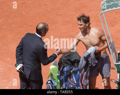 Paris, Frankreich. 27. Mai, 2019. Rafael Nadal (ESP) besiegte Yannick Hanfmann (GER) 6-2, 6-1, 6-3, bei den French Open in Stade Roland Garros in Paris, Frankreich gespielt wird. © Karla Kinne/Tennisclix 2019/CSM/Alamy leben Nachrichten Stockfoto