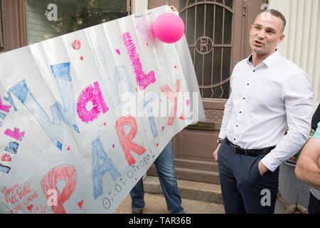 26. Mai 2019, Sachsen, Görlitz: Sebastian Wippel, AfD Landtag Vertreter und Bürgermeister Kandidat für Görlitz, steht neben einem Plakat mit der Aufschrift 'Wahlparty' (Wahl Partei) von einer Gruppe von Studenten. Foto: Sebastian Kahnert/dpa-Zentralbild/dpa Stockfoto