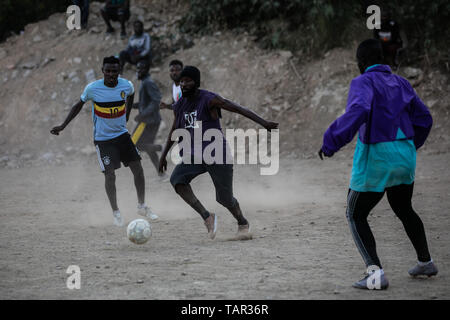 (190527) - Samos (Griechenland), 27. Mai 2019 (Xinhua) - eine Gruppe von Flüchtlingen Fußball spielen im Flüchtlingslager auf Samos, einer Insel in der östlichen Ägäis, Griechenland, am 24. Mai 2019. Vier Jahre nach dem Start der Flüchtlingskrise, Tausende von Flüchtlingen und Migranten sind noch auf Samos stecken. Nach Angaben der Vertreter der Europäischen Union die Migration Krise, die im Jahr 2015 begann. Aber in Samos, das Problem ist noch lange nicht vorbei, lokale Beamte erklärten Xinhua. An der Rezeption von Vathy und Identifizierung Zentrum, die besser als Samos Flüchtlingslager bekannt, 3.069 Flüchtlinge, noch heute leben in sehr hars Stockfoto