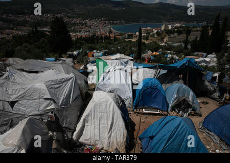 (190527) - Samos (Griechenland), 27. Mai 2019 (Xinhua) - Foto am 24. Mai 2019 zeigt eine allgemeine Ansicht der Flüchtlingslager auf Samos, einer Insel in der östlichen Ägäis, Griechenland. Vier Jahre nach dem Start der Flüchtlingskrise, Tausende von Flüchtlingen und Migranten sind noch auf Samos stecken. Nach Angaben der Vertreter der Europäischen Union die Migration Krise, die im Jahr 2015 begann. Aber in Samos, das Problem ist noch lange nicht vorbei, lokale Beamte erklärten Xinhua. An der Rezeption von Vathy und Identifizierung Zentrum, die besser als Samos Flüchtlingslager bekannt, 3.069 Flüchtlinge, heute leben noch in sehr harten Stockfoto