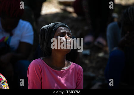 (190527) - Samos (Griechenland), 27. Mai 2019 (Xinhua) - eine Frau betet im Flüchtlingslager auf Samos, einer Insel in der östlichen Ägäis, Griechenland, am 24. Mai 2019. Vier Jahre nach dem Start der Flüchtlingskrise, Tausende von Flüchtlingen und Migranten sind noch auf Samos stecken. Nach Angaben der Vertreter der Europäischen Union die Migration Krise, die im Jahr 2015 begann. Aber in Samos, das Problem ist noch lange nicht vorbei, lokale Beamte erklärten Xinhua. An der Rezeption von Vathy und Identifizierung Zentrum, die besser als Samos Flüchtlingslager bekannt, 3.069 Flüchtlinge, heute leben noch in sehr rauen Bedingungen. Unter Stockfoto