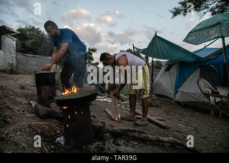 (190527) - Samos (Griechenland), 27. Mai 2019 (Xinhua) - eine Gruppe von palästinensischen Flüchtlingen bereiten ihre Abendessen im Flüchtlingslager auf Samos, einer Insel in der östlichen Ägäis, Griechenland, am 23. Mai 2019. Vier Jahre nach dem Start der Flüchtlingskrise, Tausende von Flüchtlingen und Migranten sind noch auf Samos stecken. Nach Angaben der Vertreter der Europäischen Union die Migration Krise, die im Jahr 2015 begann. Aber in Samos, das Problem ist noch lange nicht vorbei, lokale Beamte erklärten Xinhua. An der Rezeption von Vathy und Identifizierung Zentrum, die besser als Samos Flüchtlingslager bekannt, 3.069 Flüchtlinge, leben immer noch Stockfoto