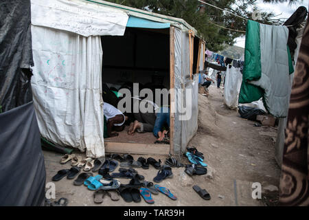 (190527) - Samos (Griechenland), 27. Mai 2019 (Xinhua) - eine Gruppe von muslimischen Flüchtlinge beten im Flüchtlingslager auf Samos, einer Insel in der östlichen Ägäis, Griechenland, am 23. Mai 2019. Vier Jahre nach dem Start der Flüchtlingskrise, Tausende von Flüchtlingen und Migranten sind noch auf Samos stecken. Nach Angaben der Vertreter der Europäischen Union die Migration Krise, die im Jahr 2015 begann. Aber in Samos, das Problem ist noch lange nicht vorbei, lokale Beamte erklärten Xinhua. An der Rezeption von Vathy und Identifizierung Zentrum, die besser als Samos Flüchtlingslager bekannt, 3.069 Flüchtlinge, heute leben noch in sehr harten Stockfoto