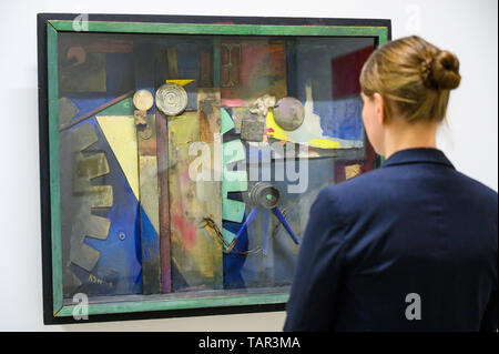 Hannover, Deutschland. 27. Mai, 2019. Eine Frau im Sprengel Museum befasst sich mit der Collage "erzbild 29 ein Bild mit Drehrad" (1920 und 1940) von Kurt Schwitters. 2019 Das Sprengel Museum feiert den 100. Geburtstag von Merz mit einer Ausstellung von über 200 Exponaten. Credit: Christophe Kirschtorte/dpa/Alamy leben Nachrichten Stockfoto