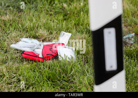 Leuna, Deutschland. 19 Mai, 2019. Eine erste zerrissen Erste-Hilfe-Set liegt bei einem Unfall mit einem Reisebus. Mindestens eine Person getötet worden und zahlreiche Menschen ernst in den schweren Unfall auf der Autobahn 9 in der Nähe von Leipzig verletzt. Der Bus der Firma Flixbus der Fahrspur auf der A 9 in Richtung München links und umgeworfen. Mehr als 70 Passagiere an Bord waren zum Zeitpunkt des Unfalls. Die A9 wurde vollständig in beide Richtungen an der Unfallstelle geschlossen. Kredite: Jan Woitas/dpa-Zentralbild/dpa/Alamy leben Nachrichten Stockfoto