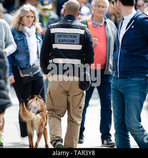 17. Mai 2019, Frankreich (France), Paris: Tennis: Grand Slam, French Open. Ein Sprengstoffexperte Patrouillen der Roland Garros Gelände mit einem Sniffer Hund. Foto: Frank Molter/dpa Quelle: dpa Picture alliance/Alamy leben Nachrichten Stockfoto