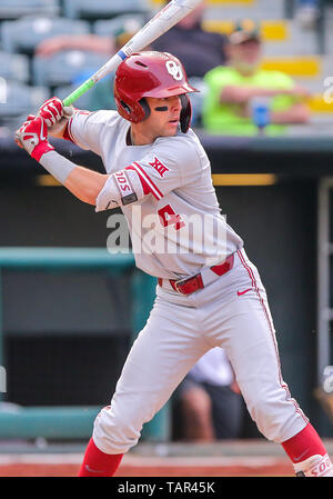 Oklahoma City, OK, USA. 22. Mai, 2019. Universität von Oklahoma infielder Brandon Zaragoza (4) bat während einer2019 Phillips 66 Big 12 Baseball Meisterschaft erste runde Spiel zwischen dem Oklahoma Sooners und der Baylor Bären an Chickasaw Bricktown Ballpark in Oklahoma City, OK. Grau Siegel/CSM/Alamy leben Nachrichten Stockfoto