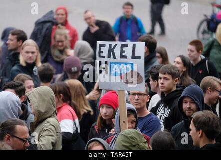 Leipzig, Deutschland. 27. Mai, 2019. Die Teilnehmer einer Demonstration auf dem Augustusplatz. Mehrere hundert Teilnehmer folgten dem Aufruf des Bündnis' Leipzig nimmt Platz" gegen die Wahlerfolge der AfD zu protestieren. Credit: Sebastian Willnow/dpa-Zentralbild/dpa/Alamy leben Nachrichten Stockfoto