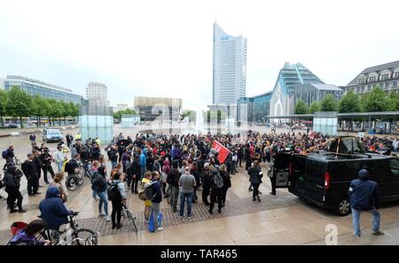 Leipzig, Deutschland. 27. Mai, 2019. Die Teilnehmer einer Demonstration auf der linken Seite stand am Augustusplatz. Mehrere hundert Teilnehmer folgten dem Aufruf des Bündnis' Leipzig nimmt Platz" gegen die Wahlerfolge der AfD zu protestieren. Credit: Sebastian Willnow/dpa-Zentralbild/dpa/Alamy leben Nachrichten Stockfoto