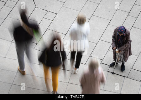 Hamburg, Deutschland. 21 Mai, 2019. Eine alte Frau steht vor dem Eingang zur Europapassage und bettelt. (Lange Verschlusszeit Aufnahmen) Credit: Christian Charisius/dpa/Alamy leben Nachrichten Stockfoto