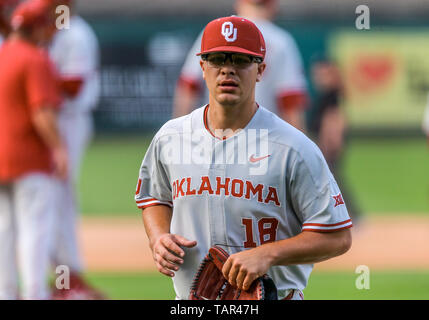 Oklahoma City, OK, USA. 22. Mai, 2019. Universität von Oklahoma Krug Ledgend Smith (18) Während eines2019 Phillips 66 Big 12 Baseball Meisterschaft erste runde Spiel zwischen dem Oklahoma Sooners und der Baylor Bären an Chickasaw Bricktown Ballpark in Oklahoma City, OK. Grau Siegel/CSM/Alamy leben Nachrichten Stockfoto