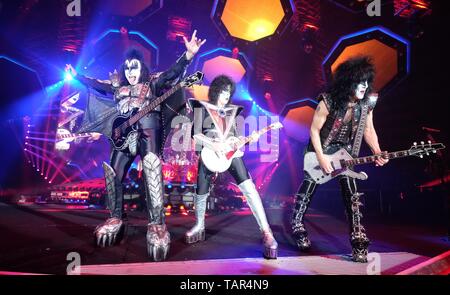 Leipzig, Deutschland. 27. Mai, 2019. Die Musiker Gene Simmons (L-R), Thommy Thayer und Paul Stanley von der Band "Kiss" in der Arena Leipzig durchführen. Das Konzert beginnt die Deutsche tour" Ende der Straße'. Credit: Sebastian Willnow/dpa-Zentralbild/dpa/Alamy leben Nachrichten Stockfoto