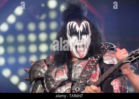 Leipzig, Deutschland. 27. Mai, 2019. Der Musiker Gene Simmons von der US-amerikanischen Band 'Kiss' führt in der Arena Leipzig. Das Konzert beginnt die Deutsche tour" Ende der Straße'. Credit: Sebastian Willnow/dpa-Zentralbild/dpa/Alamy leben Nachrichten Stockfoto