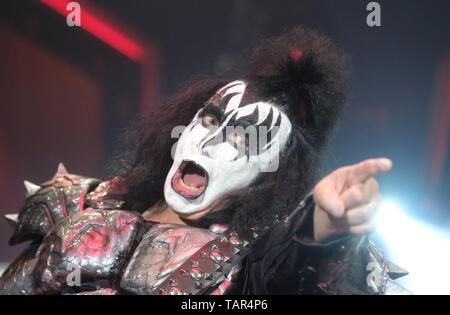 Leipzig, Deutschland. 27. Mai, 2019. Der Musiker Gene Simmons von der US-amerikanischen Band 'Kiss' führt in der Arena Leipzig. Das Konzert beginnt die Deutsche tour" Ende der Straße'. Credit: Sebastian Willnow/dpa-Zentralbild/dpa/Alamy leben Nachrichten Stockfoto