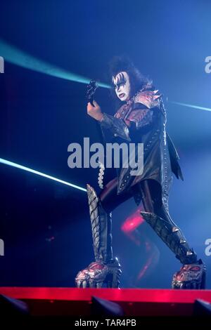 Leipzig, Deutschland. 27. Mai, 2019. Der Musiker Gene Simmons von der US-amerikanischen Band 'Kiss' führt in der Arena Leipzig. Das Konzert beginnt die Deutsche tour" Ende der Straße'. Credit: Sebastian Willnow/dpa-Zentralbild/dpa/Alamy leben Nachrichten Stockfoto