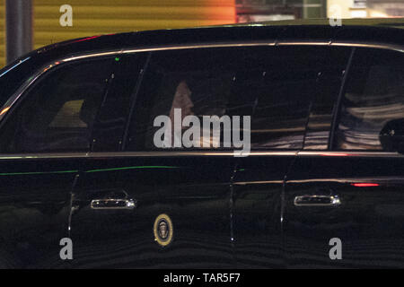 Tokio, Japan. 26 Mai, 2019. US-Präsident Donald Trump ist auf seine Wagenkolonne Fahrzeug gesehen, nach der Abfahrt ein privates Abendessen in Roppongi. Trump und seine Frau Melania Trump nahmen an einem privaten Abendessen von der japanische Premierminister Shinzo Abe und seine Frau Akie Abe gehostet werden. Der US-Präsident hat gerade einen viertaegigen offiziellen Staatsbesuch in Japan. Er ist der erste ausländische Chef das Land zu besuchen, nach der Krönung des Kaisers Naruhito. Credit: Rodrigo Reyes Marin/ZUMA Draht/Alamy leben Nachrichten Stockfoto