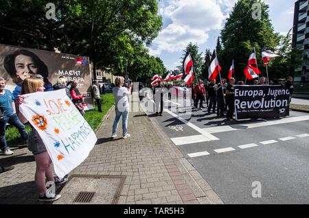 Dortmund, Nordrhein Westfalen, Deutschland. 25 Mai, 2019. Ein Demonstrator gegen Rassismus auf der linken Seite der Annäherung an den Neonazi Parade in Dortmund, Deutschland. Vor der Europawahl, der Neonazi Partei die Rechte (Rechts) eine Kundgebung in der deutschen Stadt Dortmund organisiert ihren Kandidaten zu fördern, wird der inhaftierte Holocaust-leugner Ursula Haverbeck. Die Demonstration und März wurden von prominenten lokalen politischen Figur und Neonazi Aktivist Michael Brück (Michael BrÃ¼ck) Wer trug die Hilfe des Nicht nur Deutsche Neonazis organisiert, sondern auch die Hilfe von Russisch, Bulgarisch, Ungarisch, ein Stockfoto