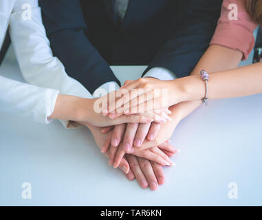 Büro Menschen Hand zusammen für den Erfolg des Business Teams Konzept Stockfoto