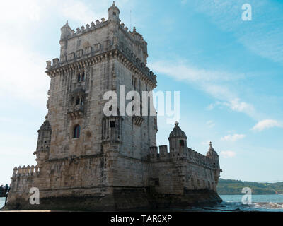 Blick auf den Turm von Belem, den Fluss Tejo, klaren Tag und blauer Himmel, Lissabon Stockfoto