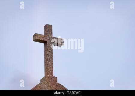 Granit Kreuz auf der Spitze einer Kirche Stockfoto