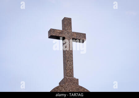 Granit Kreuz auf der Spitze einer Kirche Stockfoto