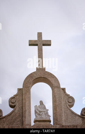 Granit Kreuz auf der Spitze einer Kirche Stockfoto