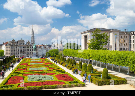 Die Menschen wandern in die Gärten des Mont des Arts Garten Kunstberg Brüssel Belgien Eu Europa Stockfoto