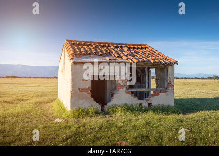 Kleines altes Haus mit Dach eingestürzt und ein kaputtes Fenster Stockfoto